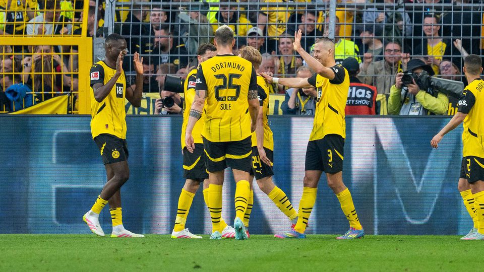 Borussia Dortmund a celebrar um dos três golos marcados ao M'gladbach