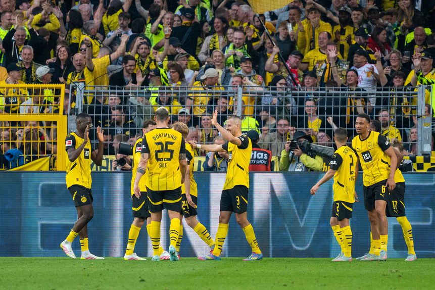 Borussia Dortmund a celebrar um dos três golos marcados ao M'gladbach
