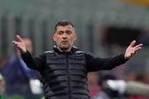Sérgio Conceição, treinador do Milan, frustrado com a derrota frente à Atalanta