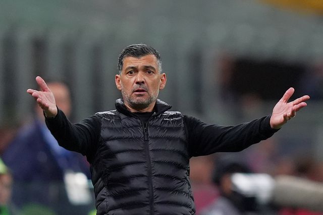 Sérgio Conceição, treinador do Milan, frustrado com a derrota frente à Atalanta
