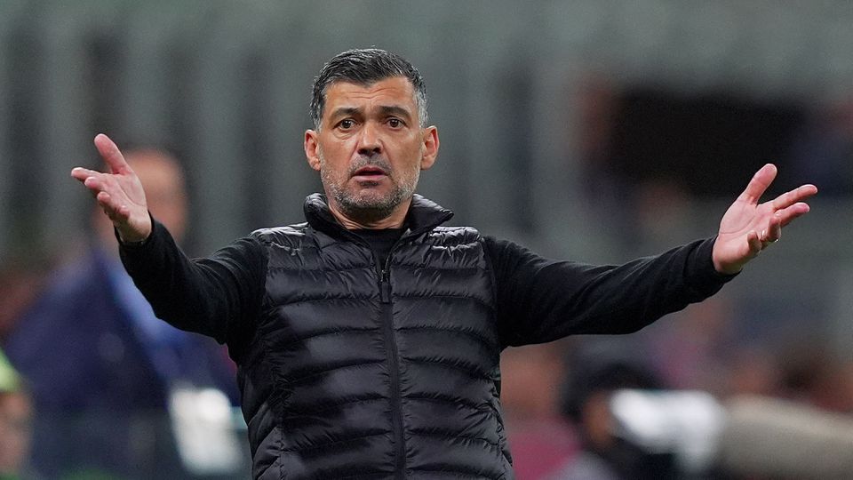 Sérgio Conceição, treinador do Milan, frustrado com a derrota frente à Atalanta