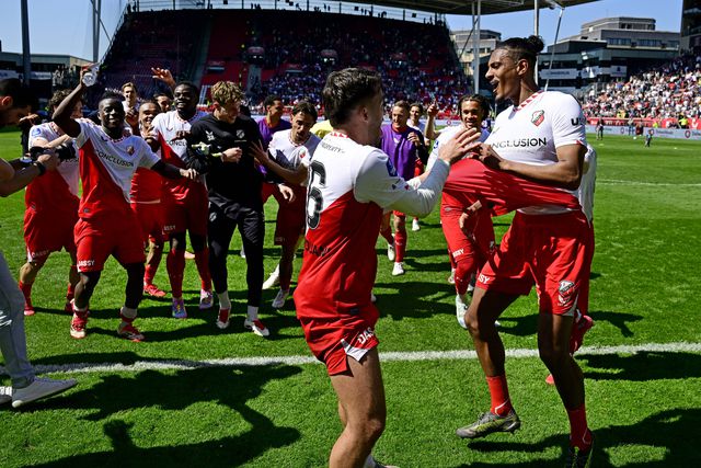 Sebastien Haller e respetivos colegas festejam durante jogo com o líder Ajax