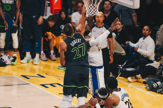 Lakers iniciam playoffs da NBA com derrota pesada