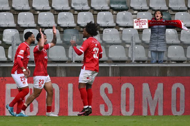 Benfica mantém vivo sonho do Santa Clara