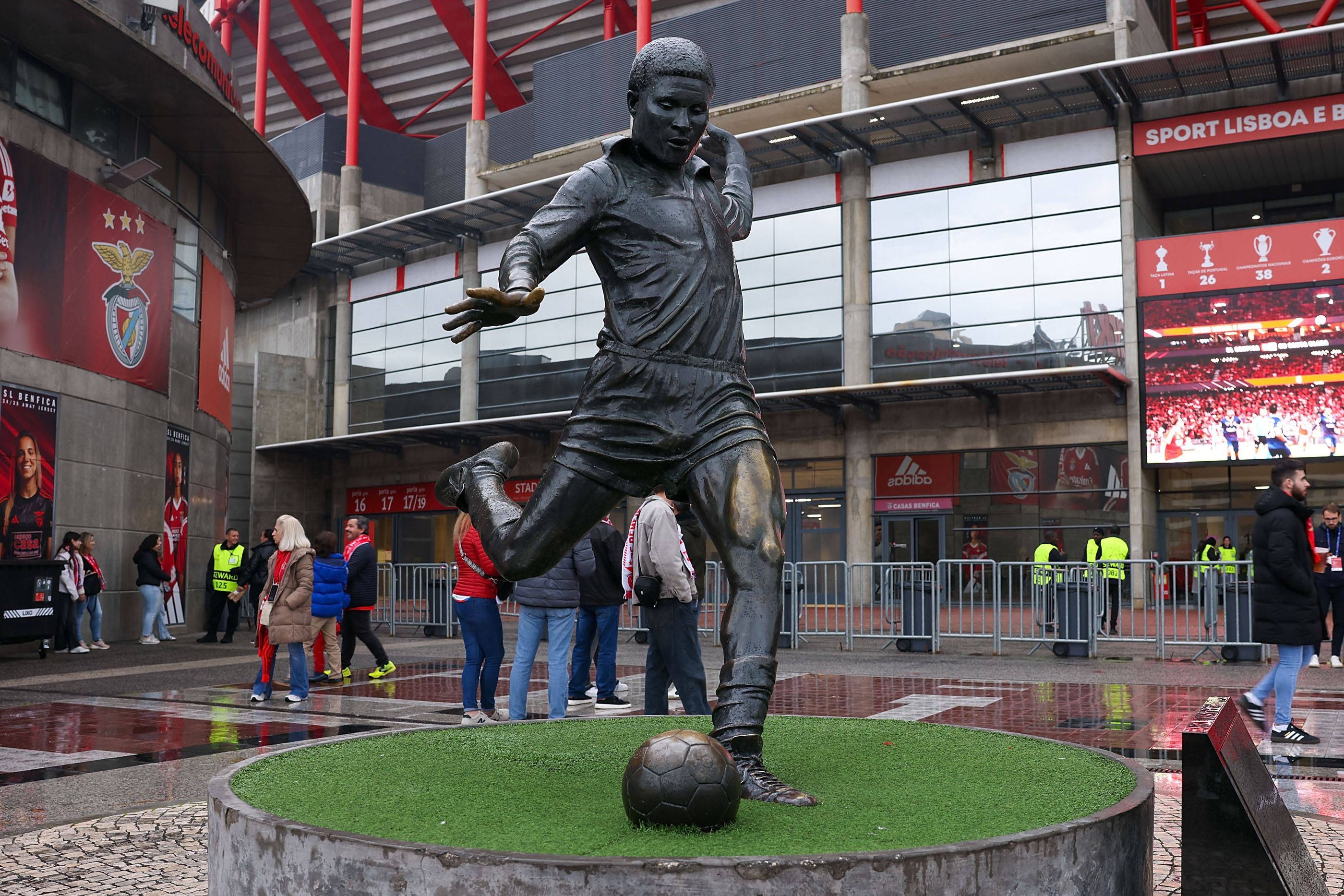 Estátua de Eusébio no Estádio da Luz (Foto: A BOLA)