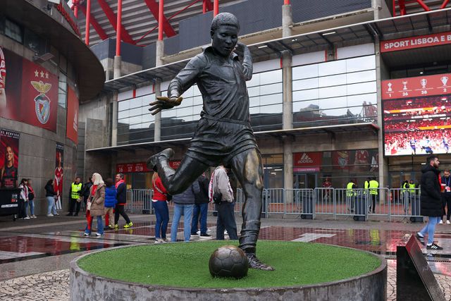 Estátua de Eusébio no Estádio da Luz (Foto: A BOLA)