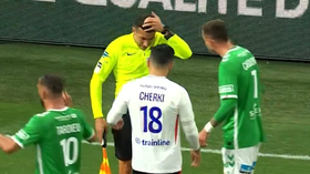 Bandeirinha atingido na cabeça: jogo de Paulo Fonseca suspenso