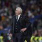 Carlo Ancelotti, treinador do Real Madrid, a olhar para o relvado