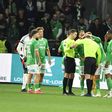 Jogo esteve interrompido após bandeirinha ser atingido por um objeto