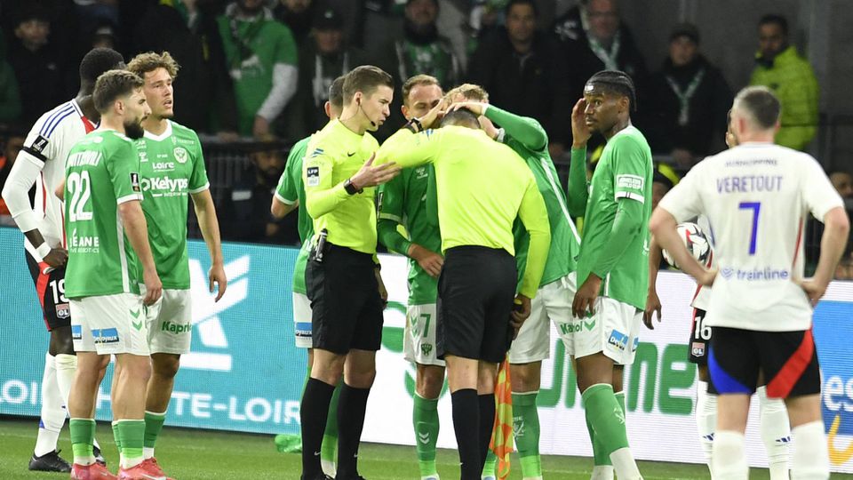 Jogo esteve interrompido após bandeirinha ser atingido por um objeto