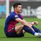 Lewandowski sentado no relvado, lesionado, no jogo com o Celta devido a lesão (IMAGO)