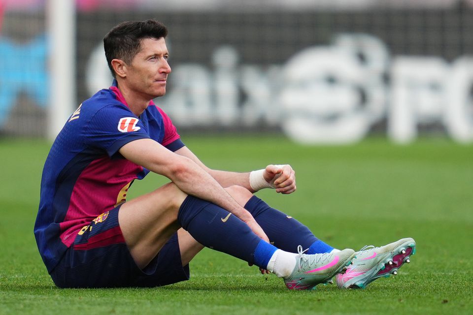 Lewandowski sentado no relvado, lesionado, no jogo com o Celta devido a lesão (IMAGO)