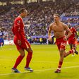 Alexander-Arnold é herói até ao fim: Liverpool a um passo do título, Leicester desce