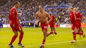 Alexander-Arnold é herói até ao fim: Liverpool a um passo do título, Leicester desce