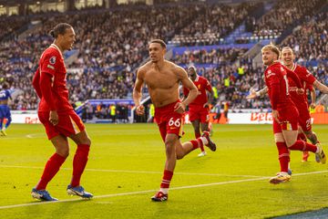 Alexander-Arnold é herói até ao fim: Liverpool a um passo do título, Leicester desce