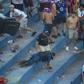 Polícias agredidos, objetos arremessados: violência suspende clássico paraguaio (vídeos)