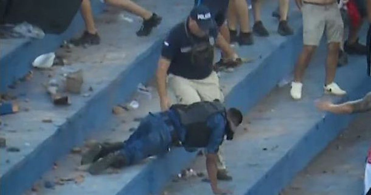 Polícias agredidos, objetos arremessados: violência suspende clássico paraguaio (vídeos)