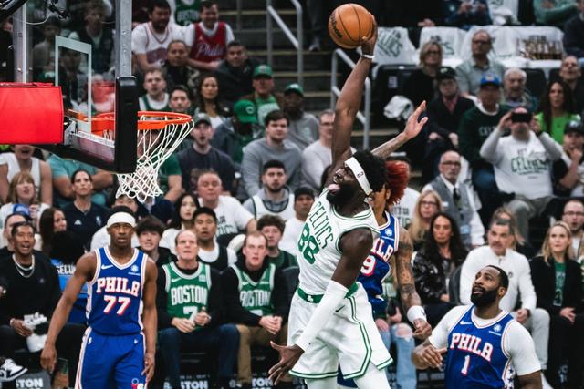 Neemias Queta frente aos 76ers - foto: X/Celtics