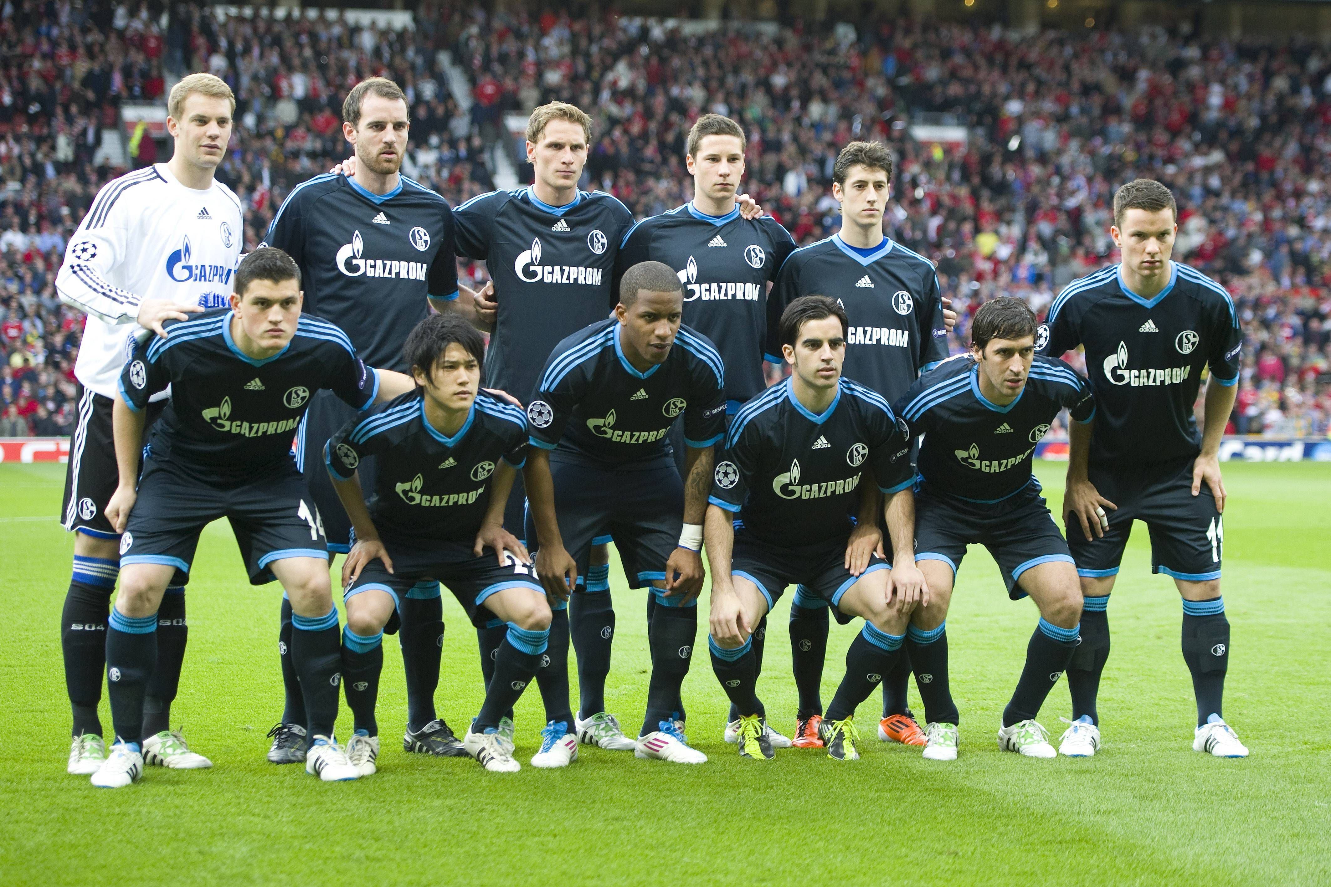 Schalke, um dos maiores ‘gigantes adormecidos’, caminha a passos largos para o regresso à Bundesliga. Já foi há 15 anos que, com Raúl e Manuel Neuer, chegou às meias-finais da Champions (IMAGO)