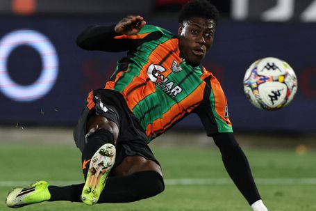 Issa Doumbia (1,87 metros e 79 quilos), médio de 22 anos do Veneza - Foto: IMAGO