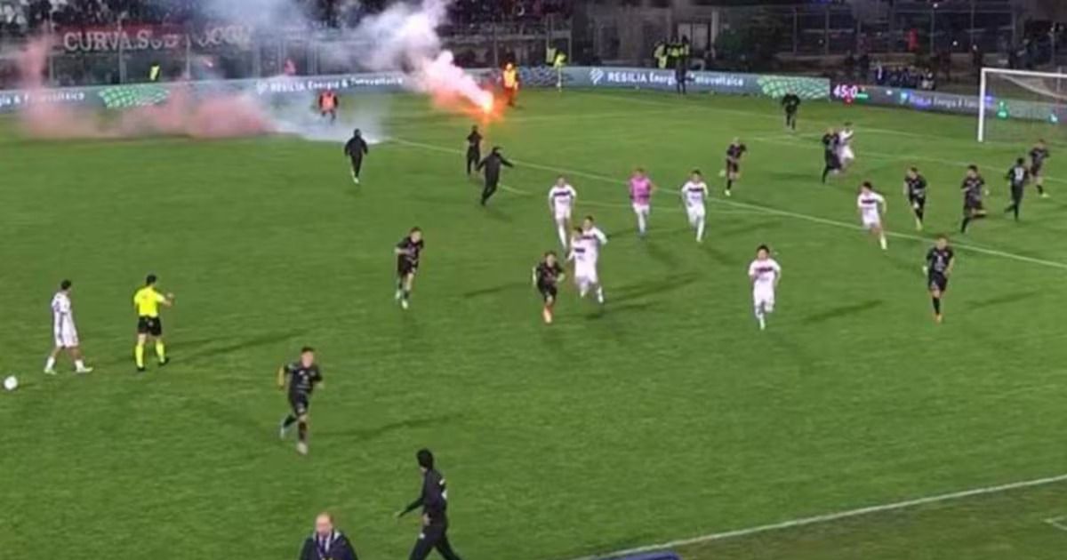 Tensão em Itália: adeptos invadem campo para agredir jogadores da própria equipa (vídeo)