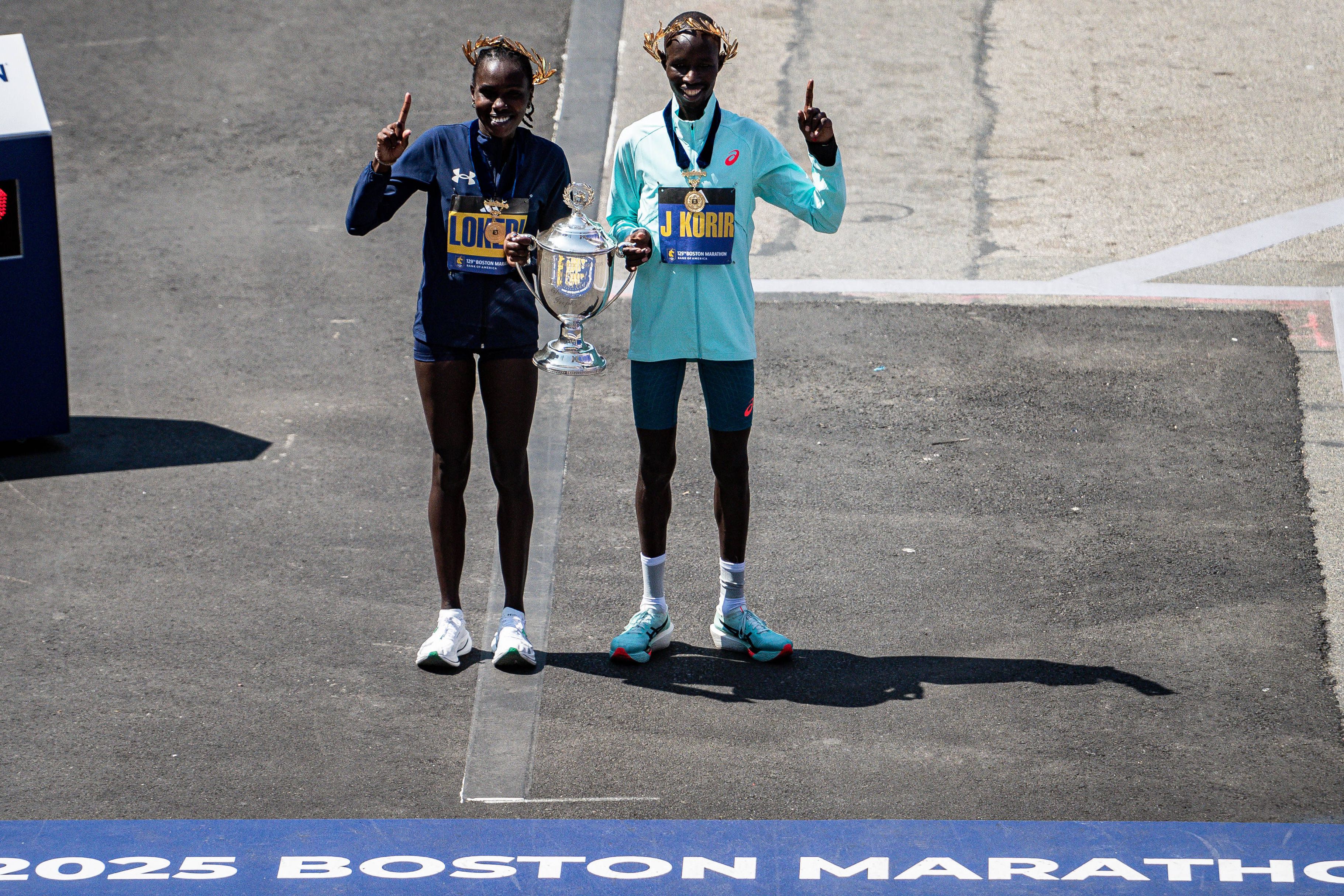 Sharon Lokedi e John Korir na meta após a vitória em Boston      Fotografia Imago