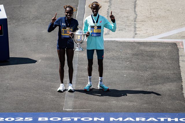 Sharon Lokedi e John Korir na meta após a vitória em Boston      Fotografia Imago