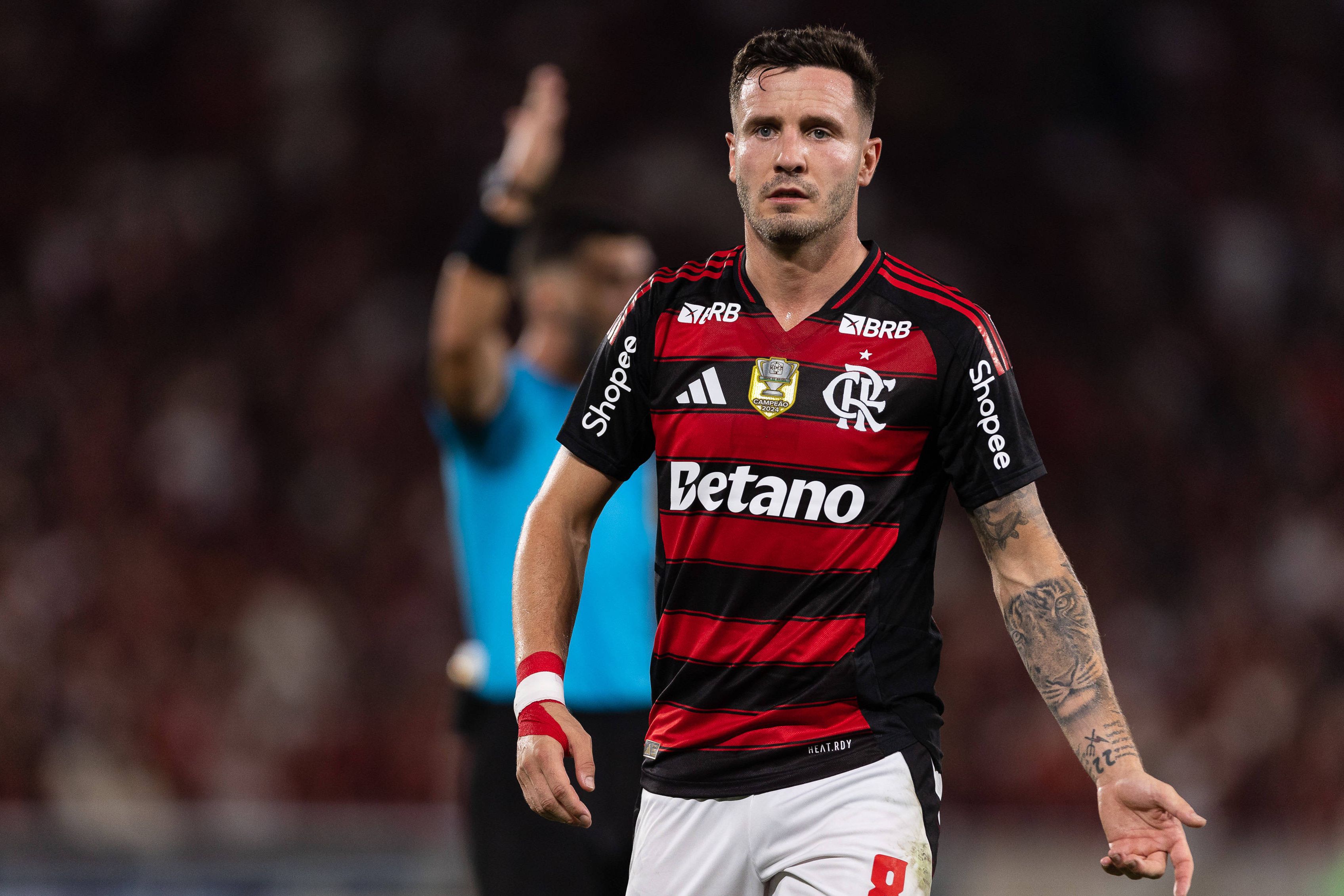 Saúl Níguez com a camisola do Flamengo