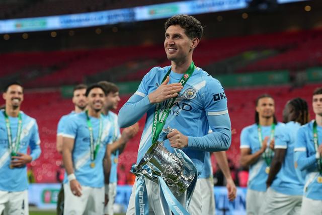John Stones veste a camisola do Manchester City desde 2016