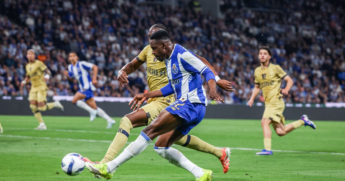 Árbitro e VAR do FC Porto-Famalicão com nota insatisfatória