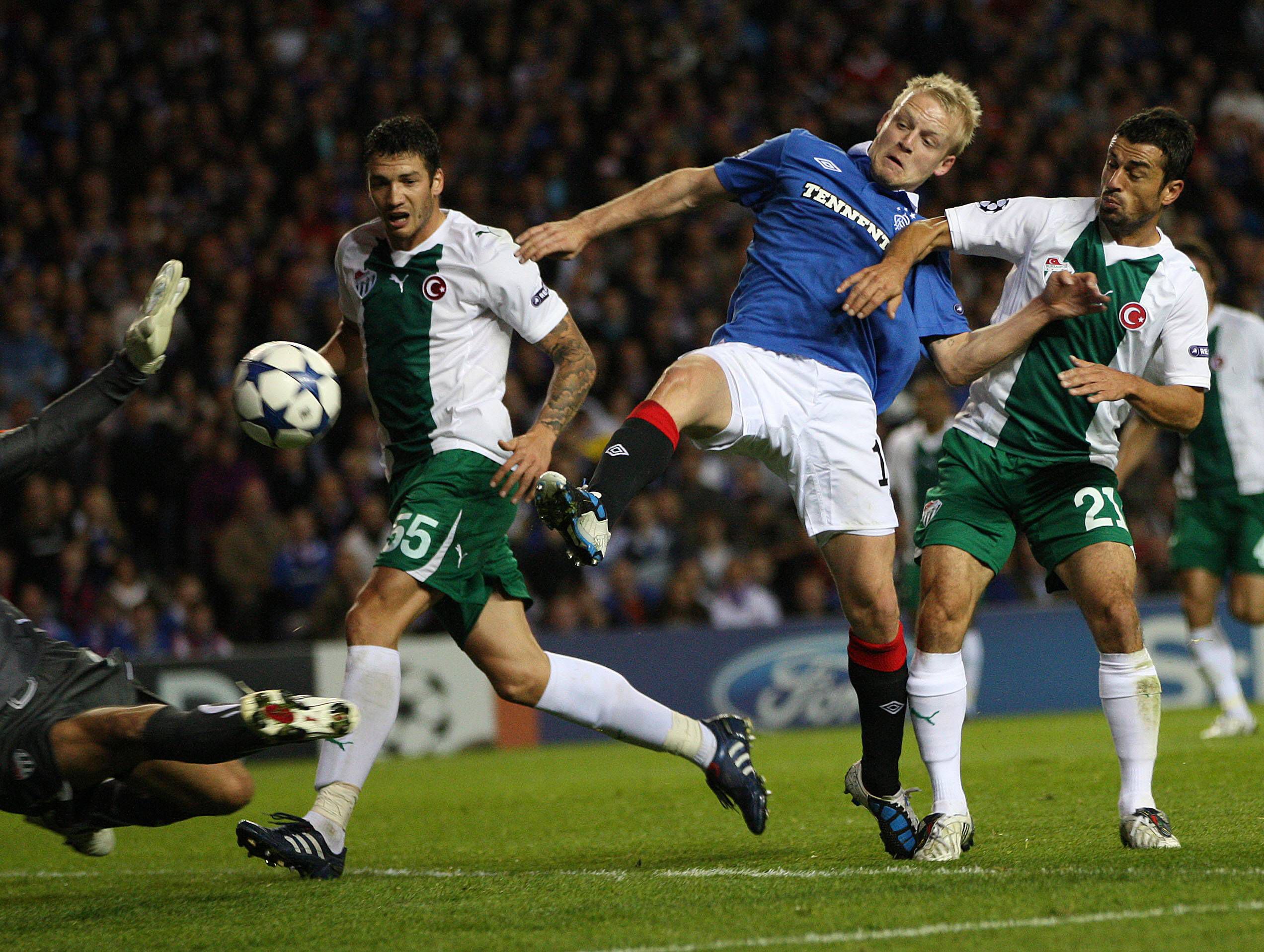 O Bursaspor é conhecido pelo estádio em forma de crocodilo que tem espaço para mais de 40 mil pessoas. Atualmente na 3.ª divisão, foi à Champions em 2010 após ser campeão turco (IMAGO)