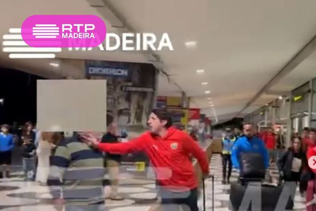 Vídeo: presidente do Marítimo agride adepto no aeroporto