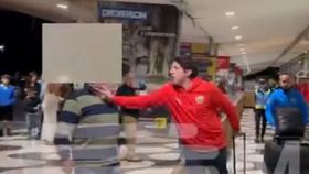 Vídeo: presidente do Marítimo agride adepto no aeroporto
