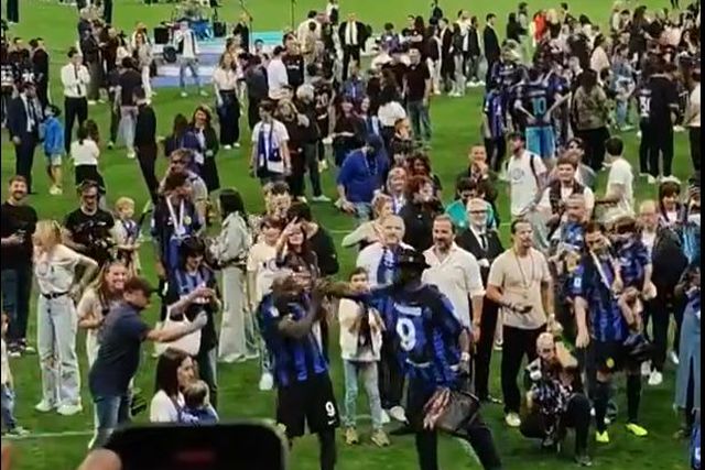 Vídeo: Marcus Thuram recebe corretivo do pai em pleno relvado