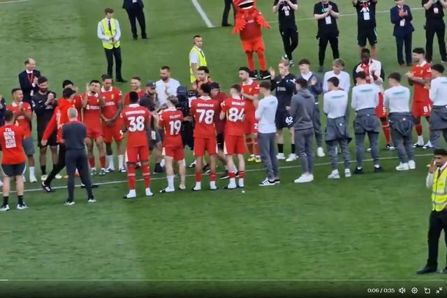 Vídeos: Darwin debaixo de fogo por não aplaudir Klopp na despedida