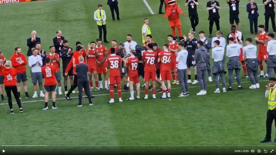 Vídeos: Darwin debaixo de fogo por não aplaudir Klopp na despedida