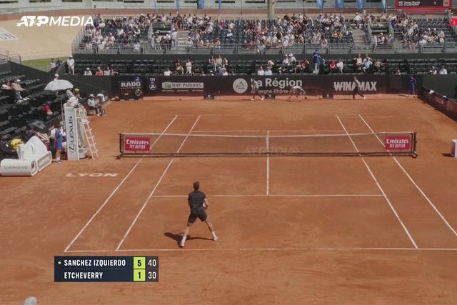 Tomás Etcheverry recupera de um set de desvantagem para bater Nikolas Izquierdo em Lyon