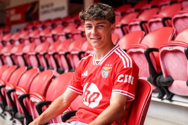 Benfica renova com jovem médio Gonçalo Moreira