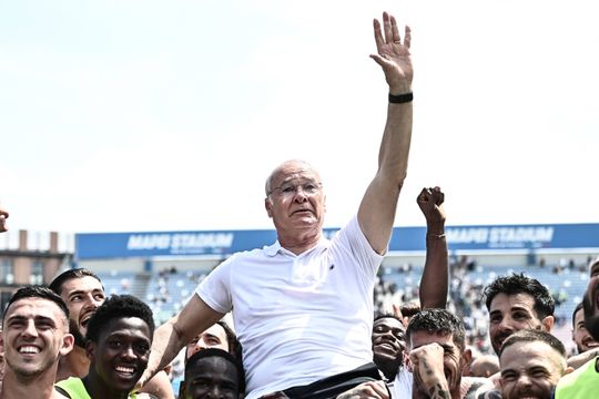 Vídeo: Ranieri levou banho depois de garantir permanência do Cagliari