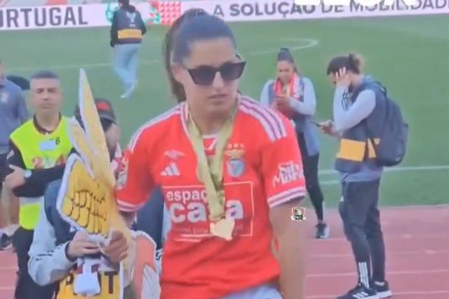 Vídeo: Kika faz a festa do Benfica com acessório pedido… a agente da PSP