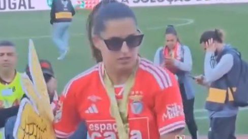 Vídeo: Kika faz a festa do Benfica com acessório pedido… a agente da PSP