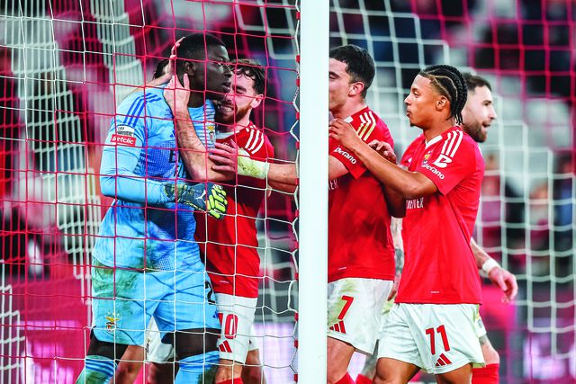 Samuel Soares felicitado por Kokçu, Amdouni e Leandro Santos depois de defender um penálti contra o Nacional