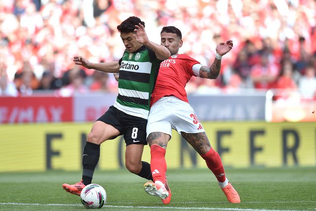 Pedro Gonçalves, médio/atacante do Sporting, tenta passar por Otamendi, defesa do Benfica, durante o último dérbi entre águias e leões disputado no Estádio da Luz