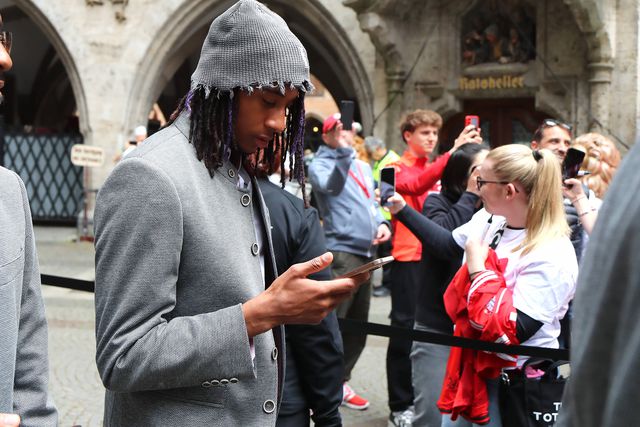 Insólito: O que fazia Michael Olise enquanto os colegas do Bayern festejavam