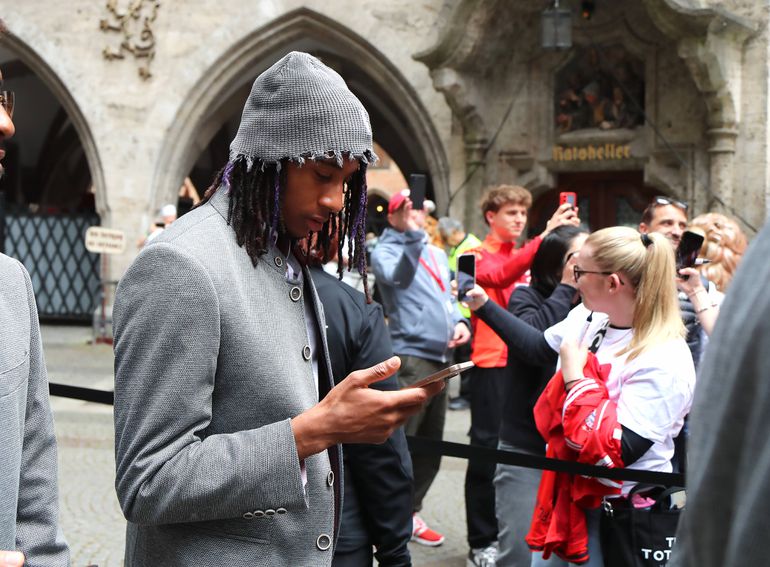 Insólito: O que fazia Michael Olise enquanto os colegas do Bayern festejavam