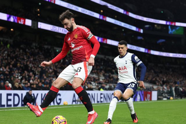 Bruno Fernandes e Pedro Porro, adversários na Premier League, defrontam-se agora na final da Liga Europa