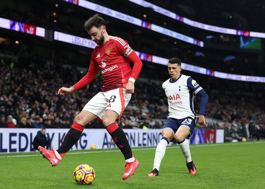 Bruno Fernandes e Pedro Porro, adversários na Premier League, defrontam-se agora na final da Liga Europa