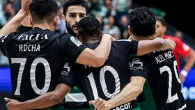 Sporting impõe-se com goleada e força 'negra'