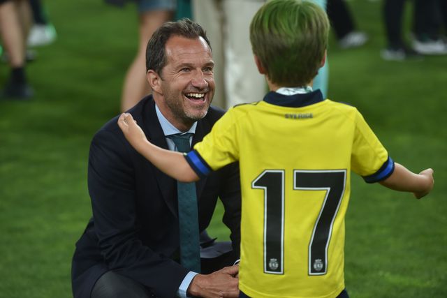 Frederico Varandas celebrando o título com um adepto muito especial (Foto: Miguel Nunes)