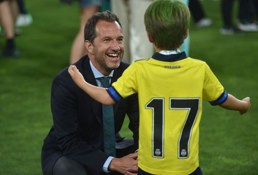 Frederico Varandas celebrando o título com um adepto muito especial (Foto: Miguel Nunes)